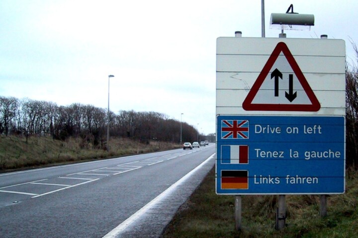 Waarschuwingsbord: Links rijden!