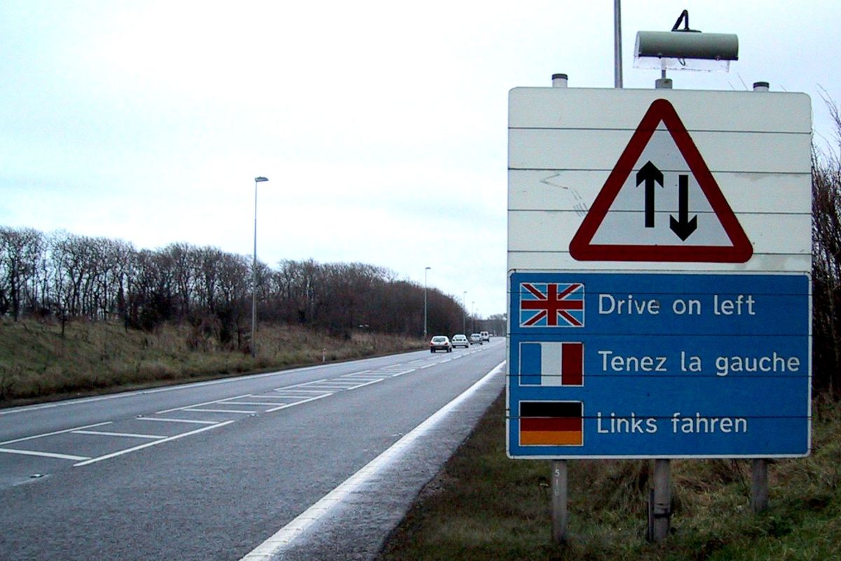 Waarschuwingsbord: Links rijden!