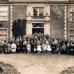 Mevrouw Van der Hoop tachtig jaar, 3 november 1959. Zij zit in het midden, omringd door familie, pachters en personeel