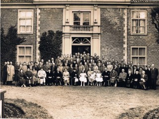 Mevrouw Van der Hoop tachtig jaar, 3 november 1959. Zij zit in het midden, omringd door familie, pachters en personeel