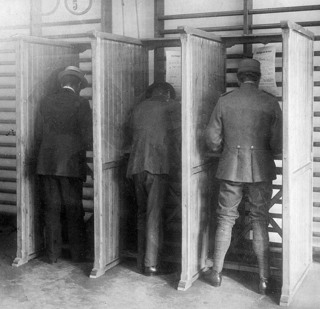 Stemmen tijdens de Nederlandse verkiezingen van 1918 (Cornelis Johan Hofker)