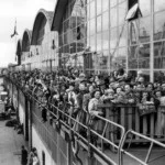 Emigranten naar Canada wachten in Rotterdam tot zij aan boord kunnen van de S.S. "Volendam". Nederland, Rotterdam, 15 mei 1951