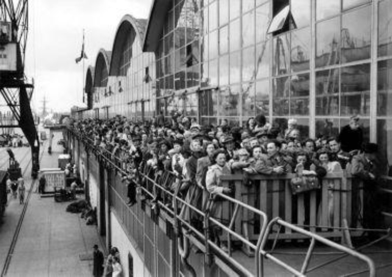Emigranten naar Canada wachten in Rotterdam tot zij aan boord kunnen van de S.S. "Volendam". Nederland, Rotterdam, 15 mei 1951