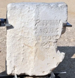 Moeilijk leesbaar, maar deze beroemde inscriptie uit Caesarea vermeldt in de tweede regel Pontius Pilatus en in de derde regel zijn functie, “praefectus”. Het origineel is in het Israel Museum in Jeruzalem; dit is een goede kopie.