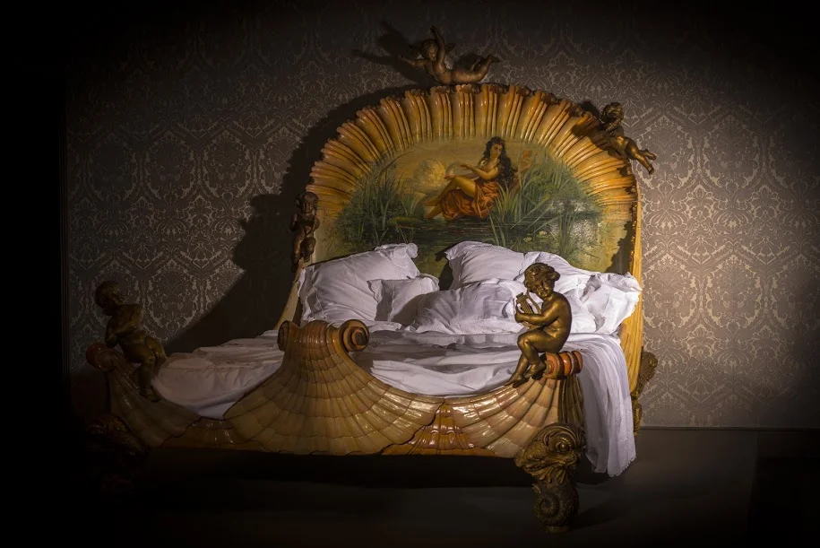 Bed, na 1860, beschilderd, verguld en bewerkt hout, 211 x 200 x 217 cm, Ville de Neuilly-sur-Seine. Fotograaf: Jan Kees Steenman