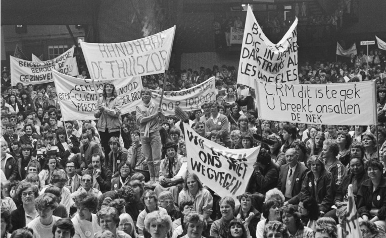 Manifestatie in de Houttusthallen in Den Haag tegen de bezuiniging in de gezinsverzorging, april 1982. (Nationaal Archief/Anefo/Hans van Dijk/cc by) 