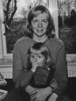 Eva Vriend en haar moeder, waarschijnlijk in 1978, het jaar dat haar moeder ziek werd. 