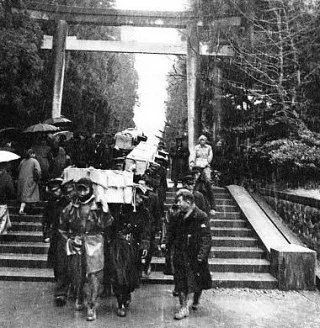De doden worden afgevoerd bij de Yahiko-tempel, 1956. Bron: www.ranker.com