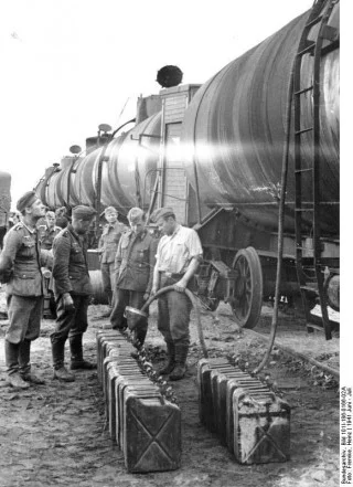 Duitse soldaten vullen jerrycans in Rusland, 1941. Bron: Bundesarchiv Duitsland, Bundesarchiv_Bild_101I-186-0166-02A / Duitse Wikimedia