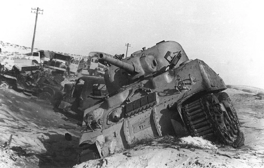 Beschadigde Egyptische tank tijdens de Suezcrisis, 1956