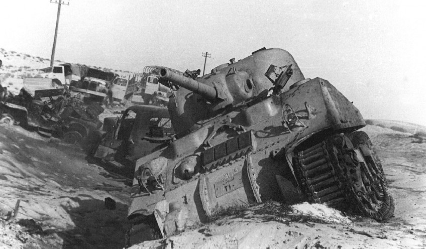 Beschadigde Egyptische tank tijdens de Suezcrisis, 1956