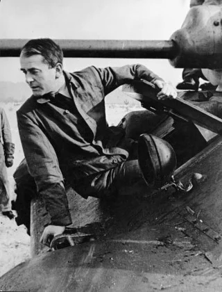 Albert Speer op een legervoertuig, Bron: Bundesarchiv