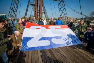 De speciale vlag ter gelegenheid van het 25-jarig jubileum