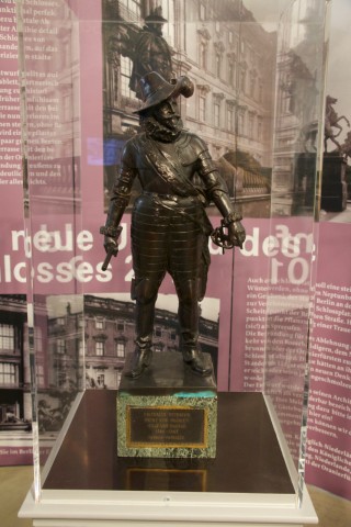 Verkleinde kopie van het standbeeld van Frederik Hendrik. Van dit beeld staat een exemplaar op ware grootte in het park van paleis Het Loo in Apeldoorn.