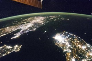 Vanuit een satelliet lijkt de laatste Noord-Koreaan ‘s nachts het licht uit te hebben gedaan. Het land vertoont zich op de aardbol als een ‘zwart gat’. (Foto 2015, NASA, Tech Insider)