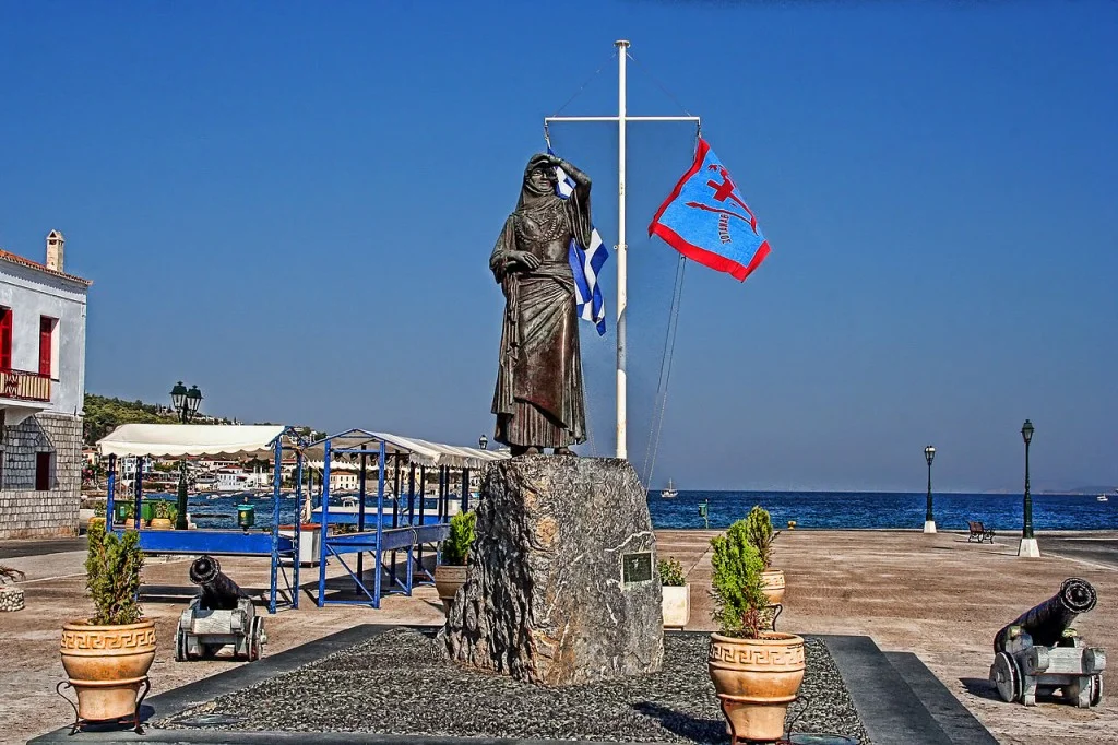 Standbeeld van Bouboulina in de haven van Spetses