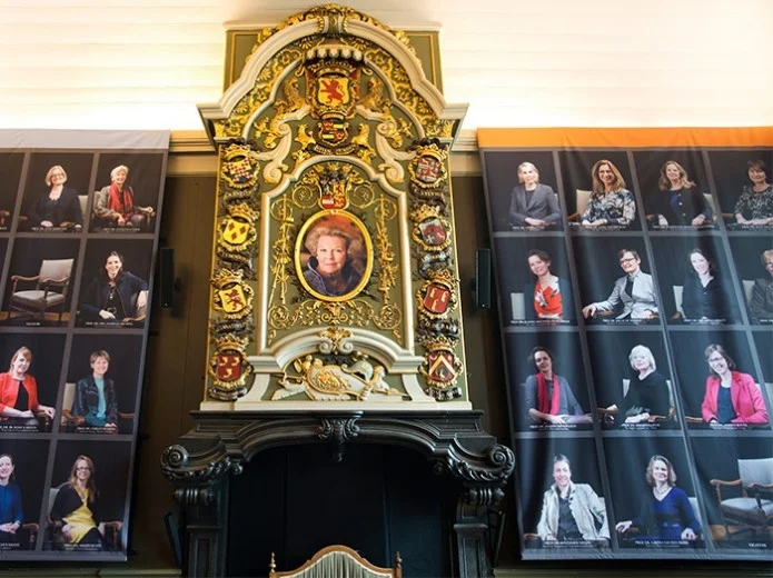 Vrouwen in historische Senaatskamer van de Universiteit Leiden (Universiteit Leiden)