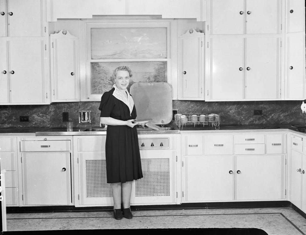 Vrouw in de keuken, 1939 - cc