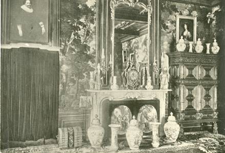 Gobelinzaal met Aziatische voorwerpen en de knikpoppen in Slot Zuylen, 1907