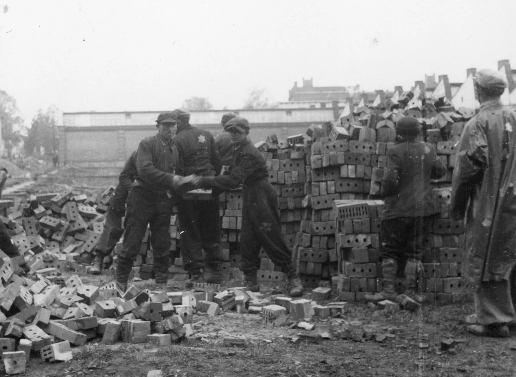 Joodse dwangarbeiders verrichten bouwwerkzaamheden voor Telefunken in Reichenbach, voorjaar 1944. Foto: Hist. Archiv AEG