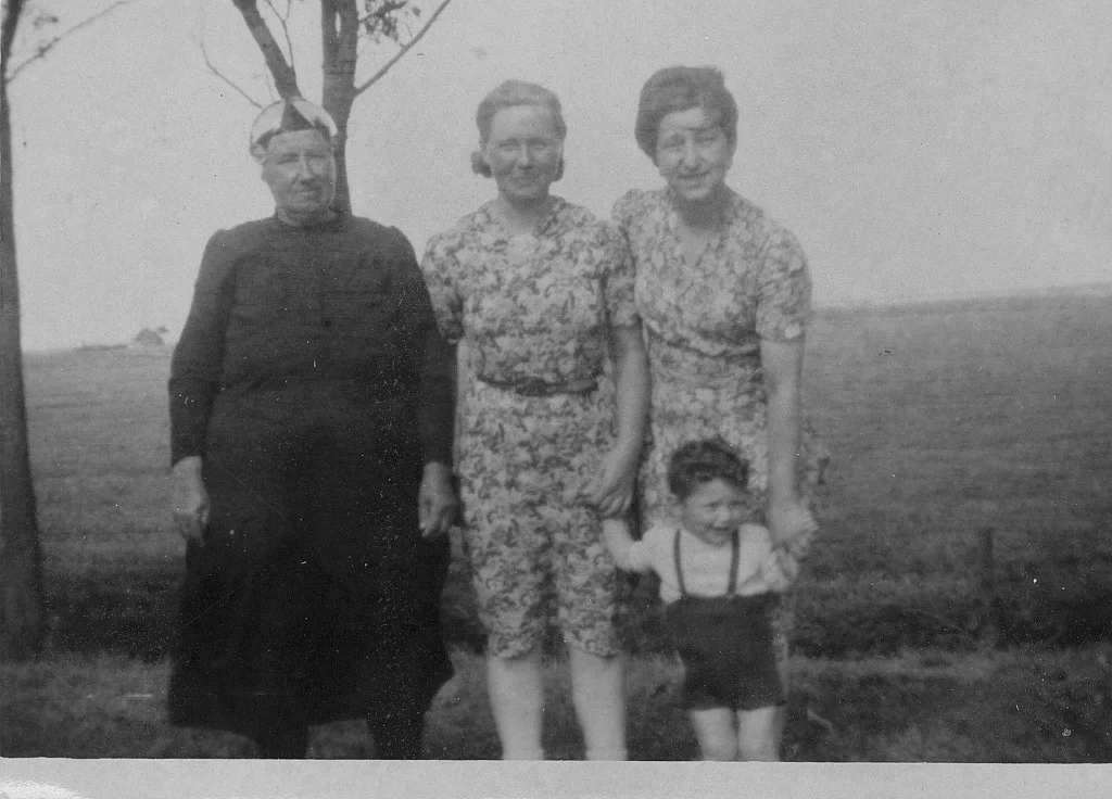 Betty (rechts) met haar onderduikgevers en haar zoontje Bert (onder)
