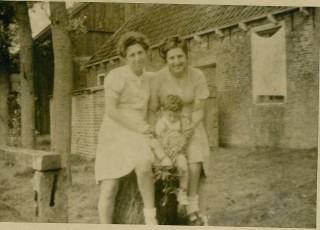 Betty met haar zoontje bij de familie de Vries.
