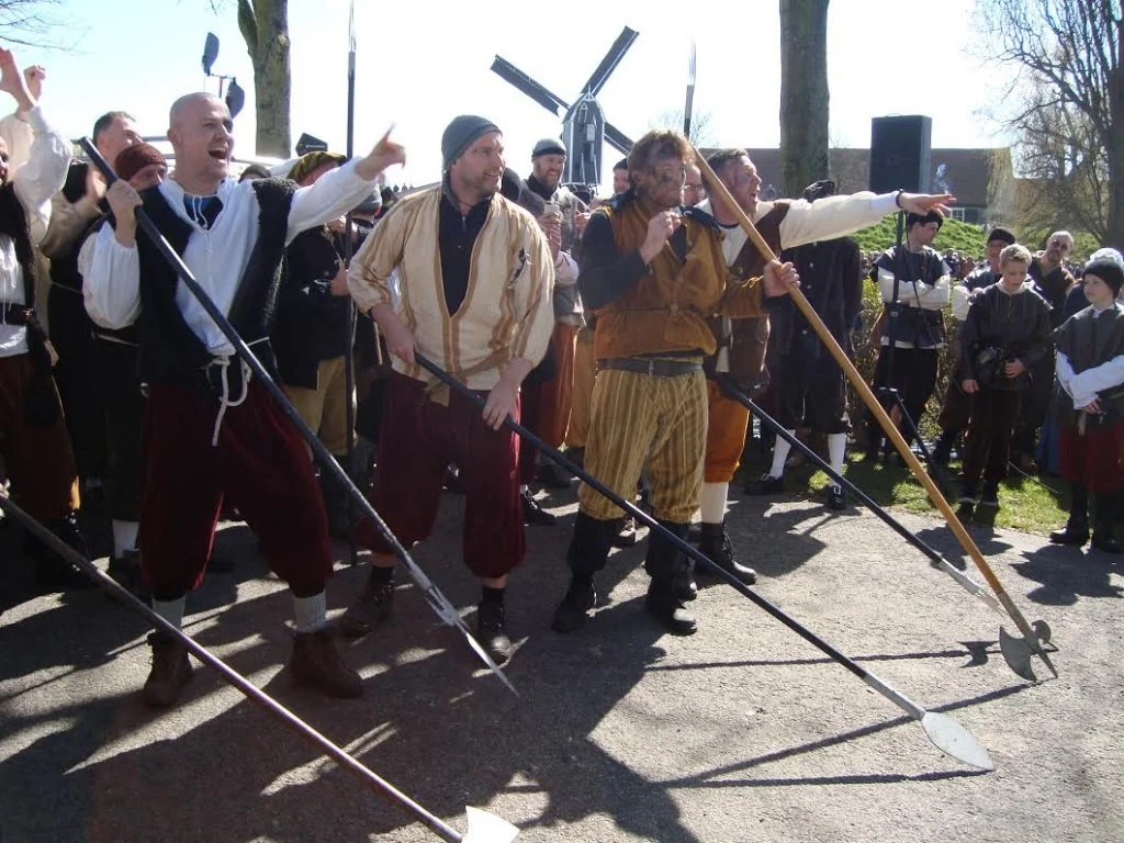 Geuzen peppen zich op voor de aanval. (Edwin Ruis)