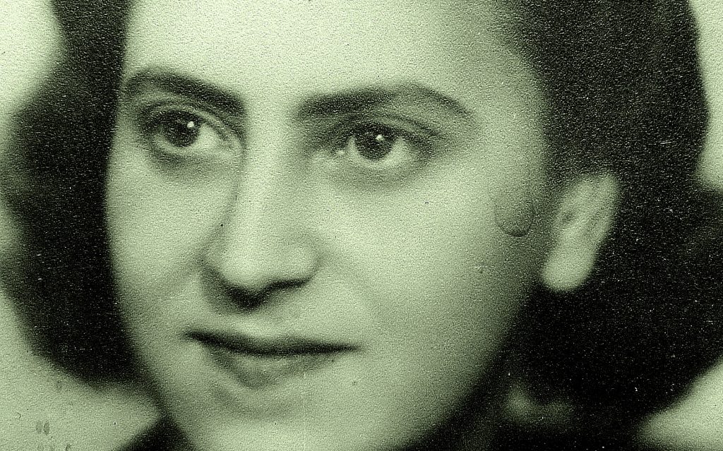 Portret van Thea Hoogensteijn uit 1942 toen ze voor de Duitsers ging werken.