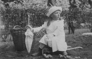 Prinses Juliana in de moestuin, Koninklijke Verzamelingen, Den Haag (klein)