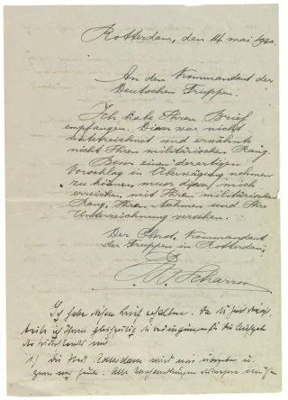 Voorzijde van het papier waarop kolonel Scharroo zijn antwoord geeft op het eerste ultimatum van Generalleutnant Schmidt. Meteen eronder begint Schmidt in het typisch Duitse Sütterlinschrift aan zijn eisen voor het tweede ultimatum.
