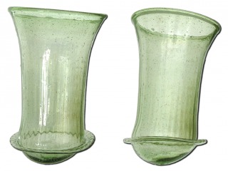 Tussen de gebruiksvoorwerpen in de graven werden ook glazen aangetroffen, die waarschijnlijk van rondzwervende kooplieden werden gekocht. (Foto ADC Archeoprojecten)