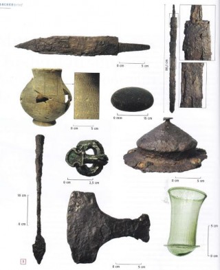 Archeologische vondsten in het mannengraf, o.m.  een zwaard, een dolk, een bijl, een lans en een schild waarvan de knop bewaard is gebleven. (Archeobrief 1, maart 2016)