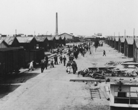 De ‘Boulevard des Misères’, zoals de hoofdweg door de kampgevangenen werd genoemd. Langs deze weg lag de spoorlijn en vertrokken in de Tweede Wereldoorlog de treinen naar de vernietigingskampen in het oosten. (Kamp Westerbork)