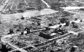 Verwoestingen in Tokio na Amerikaanse bombardementen in 1945. © Wikipedia / Publiek Domein