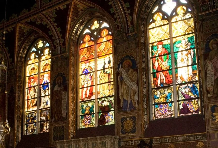 Glas-in-loodramen in de in de Heilige Bloedkapel in Brugge