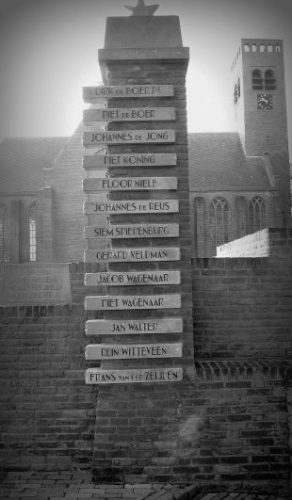 Voor de kerk van Stompetoren staat het herdenkingsmonument dat herinnert aan de Slag bij Rustenburg in de nacht van 10 op 11 oktober 1944. 