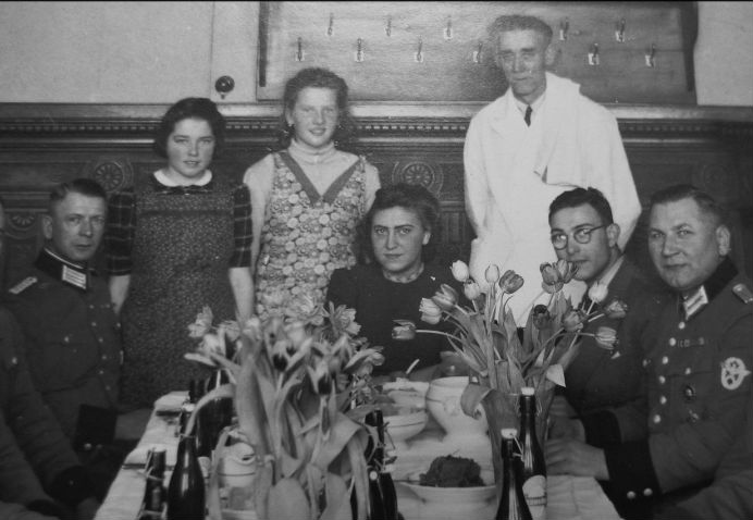 De Haarlemse NSB-fotograaf A. Peperkamp maakte deze foto van Thea in 1944 gezeten tussen leden van de ‘Grüne Polizei’ in het SD-gebouw aan de Euterpestraat.