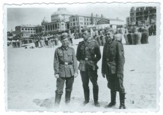  Duitse soldaten op het strand van Scheveningen. Bron: Gerard Groeneveld, Heinz in Holland (Nijmegen: VanTilt, 2007).