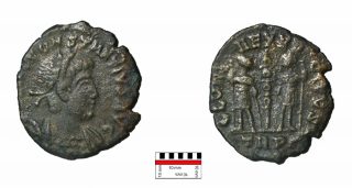Romeinse bronzen Follis van Constantius II geslagen in Trier tussen 337- 340 AD. Foto: Peter Seinen.