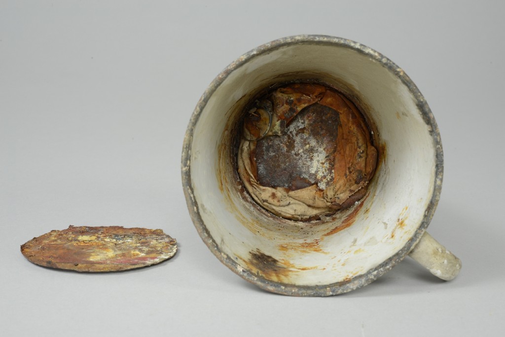 Sieraden ontdekt in mok met dubbele bodem in Auschwitz (Foto: Auschwitz Museum - Mirosław Maciaszczyk)
