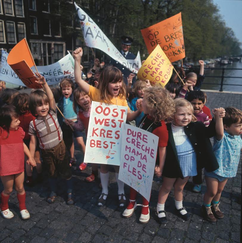 "Oost West, Kres Best". Kinderen demonstreren voor de wensen van hun ouders: goedkopere crèches. Bron: Nationaal Archief/Spaarnestad (boek p.189)