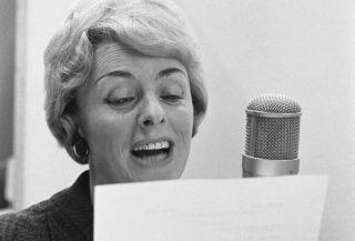 Annie Palmen neemt het nummer Een speeldoos op in de Phonogramstudio in Hilversum (1963)