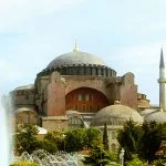 De Hagia Sophia / Aya Sophia in Constantinopel, ooit de grootste kathedraal ter wereld, werd in het Ottomaanse Rijk verbouwd tot de moskee Hagia Sophia.