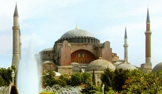 De Hagia Sophia / Aya Sophia in Constantinopel, ooit de grootste kathedraal ter wereld, werd in het Ottomaanse Rijk verbouwd tot de moskee Hagia Sophia.