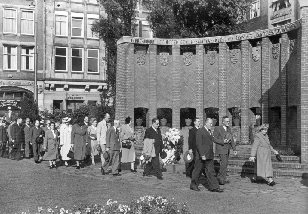 Het tijdelijke Nationaal Monument op de Dam in 1947 met elf urnen van de fusilladeplaatsen