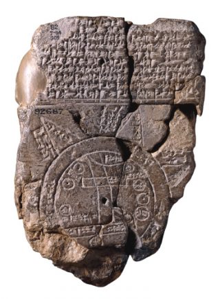 Kleitablet Babylonië uit de 6e eeuw v.Chr. De oudst bekende wereldkaart (met een platte aarde). Bron: Wikimedia (Eng.).