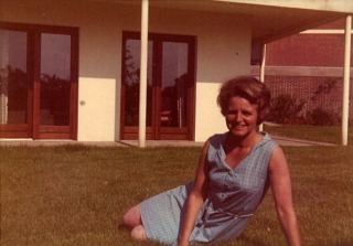 Mijn moeder voor ons huis in 1973