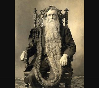 De extreem lange baard van Hans Langseth