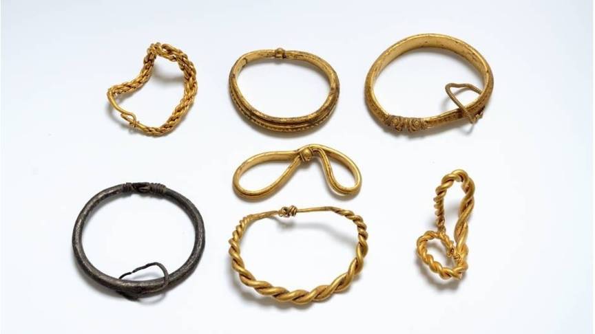 De gevonden armbanden uit de Vikingtijd (Nick Schaadt - Museum van Sönderskov)