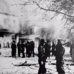 Duitse troepen voor brandende panden in Distomo